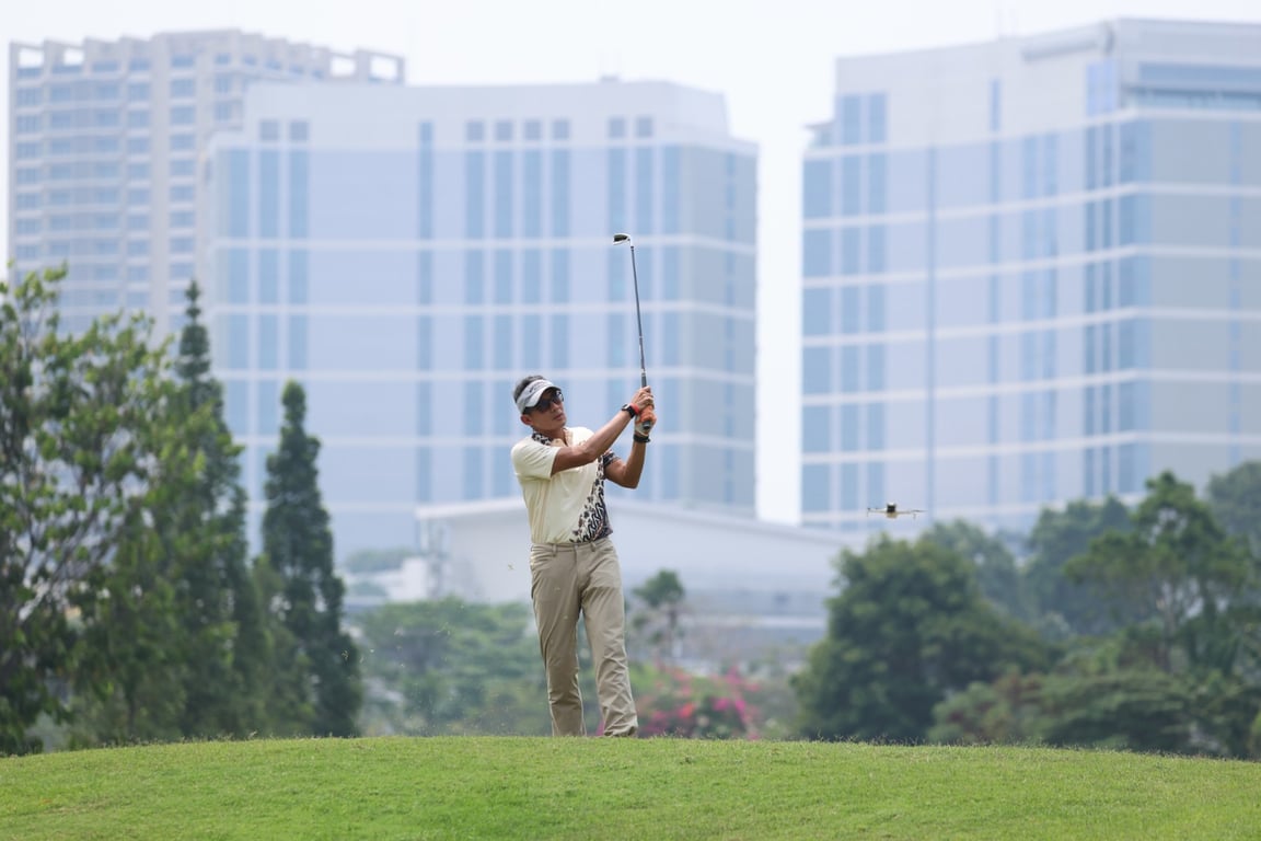 Sandiaga Uno berpartisipasi pada turnamen golf CEO Masters Indonesia 2026 di Pondok Indah Golf Course, Jakarta, Sabtu (10/10/2026).