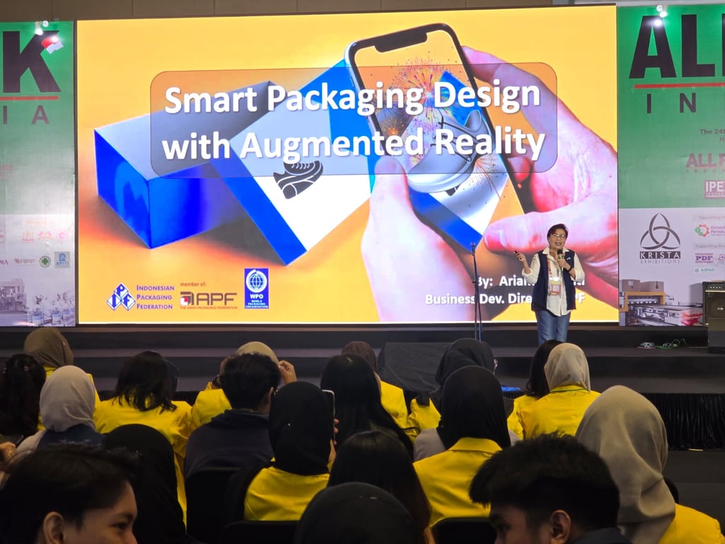 Ariani Susanti, Business Development Director

dari Indonesian Packaging Federation (IPF), membuka sesi talkshow Smart Packaging with Augmented Reality