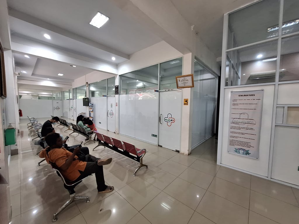 Foto : Ruang tunggu pasien di Klinik Mediska Palembang