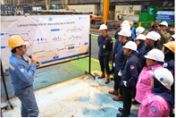Para mahasiswa/i Universitas Pertahanan RI melakukan kunjungan industri ke fasilitas produksi Krakatau Steel, Cilegon (21/5)