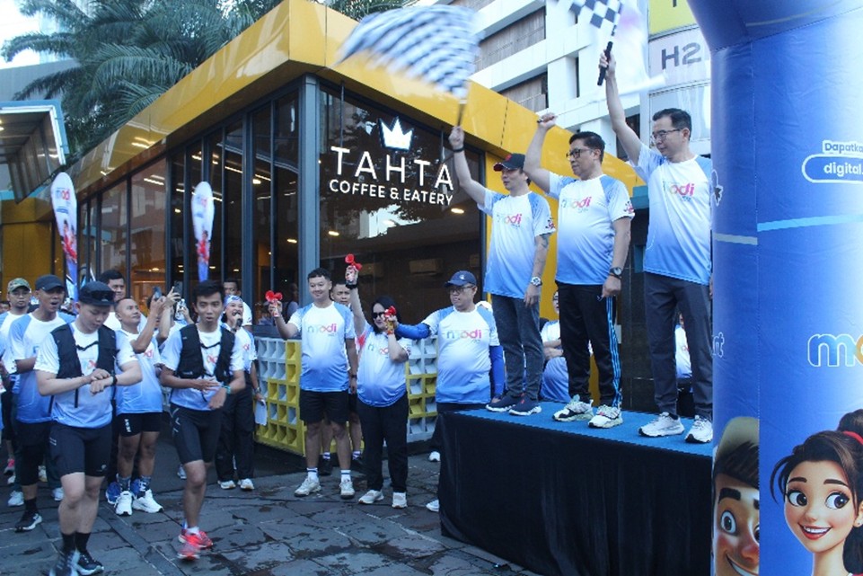 Pengibaran bendera start kegiatan Fun Run 7k oleh jajaran Direksi BRI Life