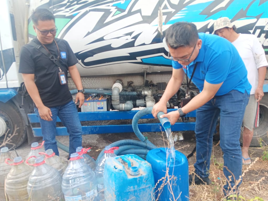 Branch Office Head BRI Klaten Agung Prasetyo saat menyalurkan bantuan dropping air bersih di Desa Tegalmulyo, Kecamatan Kemalang, Klaten, Rabu (21/10/2026)