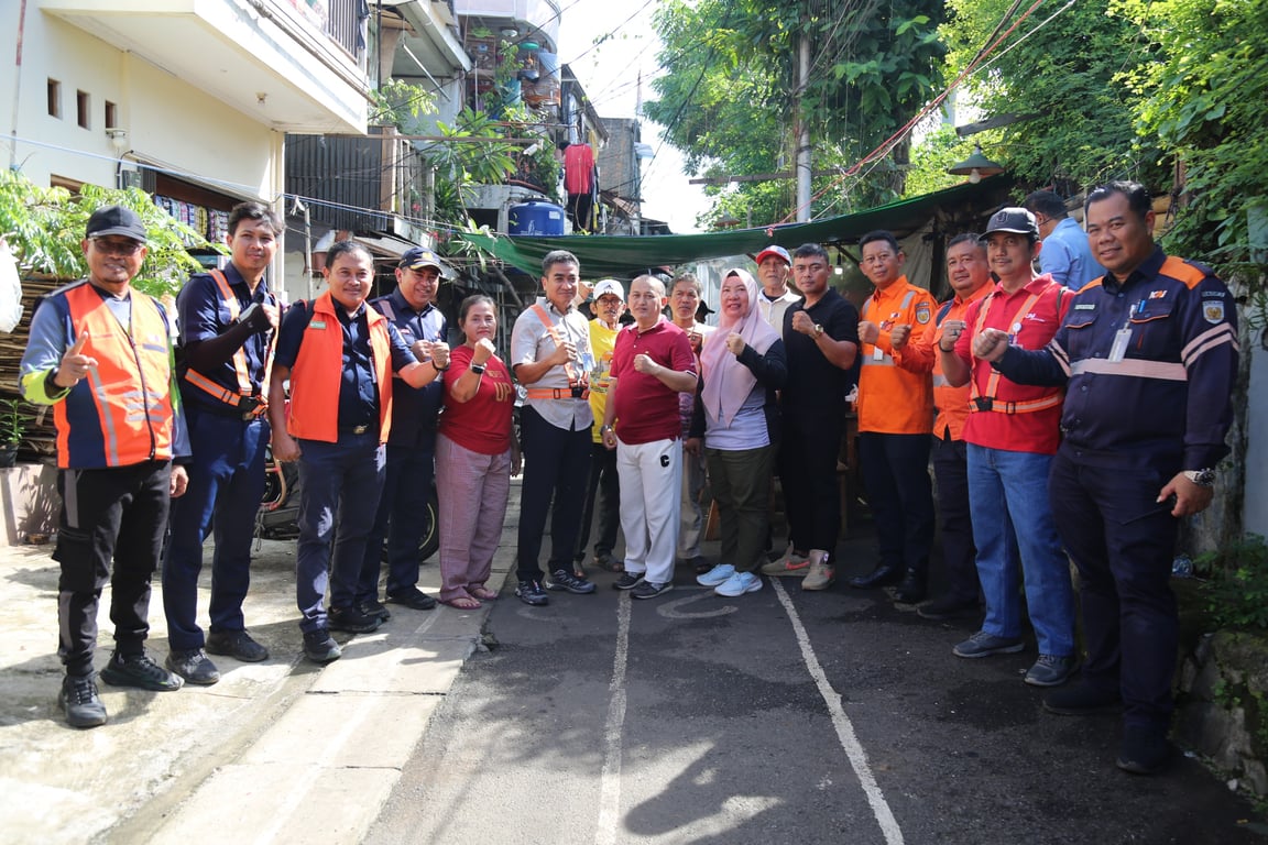 Foto bersama antara warga dan manajemen sekaligus pekerja PT KAI Daop 1 Jakarta