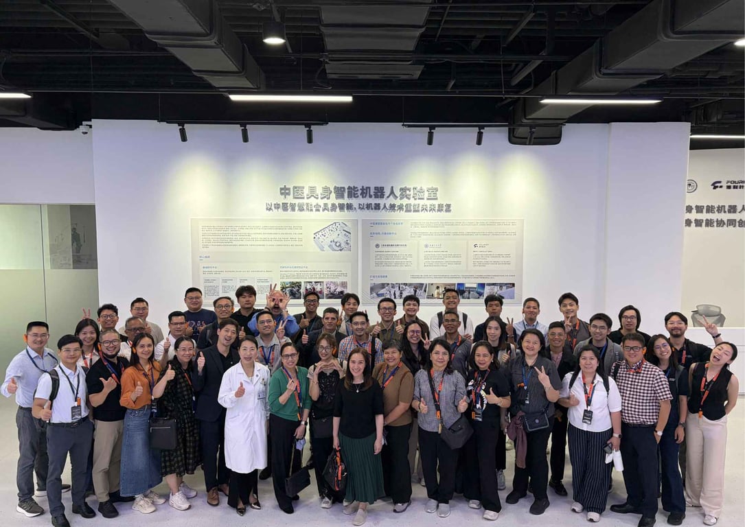 Picture 6: Delegates visiting Xinchang Medical Center.