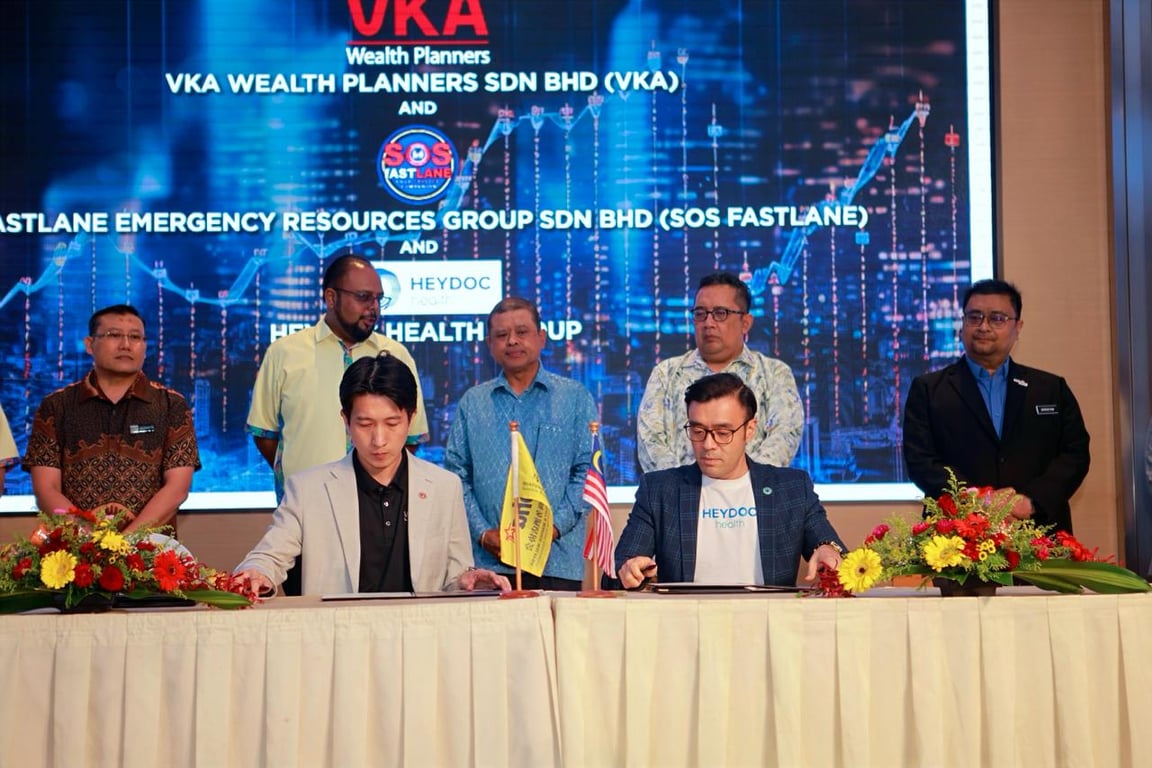 MoU signing between&nbsp; Mr Jayden Chuah Chee Keong, Chief InsurTech Officer of&nbsp; VKA Wealth Planners Sdn Bhd&nbsp;and&nbsp; Dr Fabian Lim, Chief Operating Officer of&nbsp;HEYDOC Health Sdn. Bhd.&nbsp; witnessed by&nbsp; YBhg. Datuk Manoharan Periasamy, Chairman of&nbsp;Tourism Malaysia.