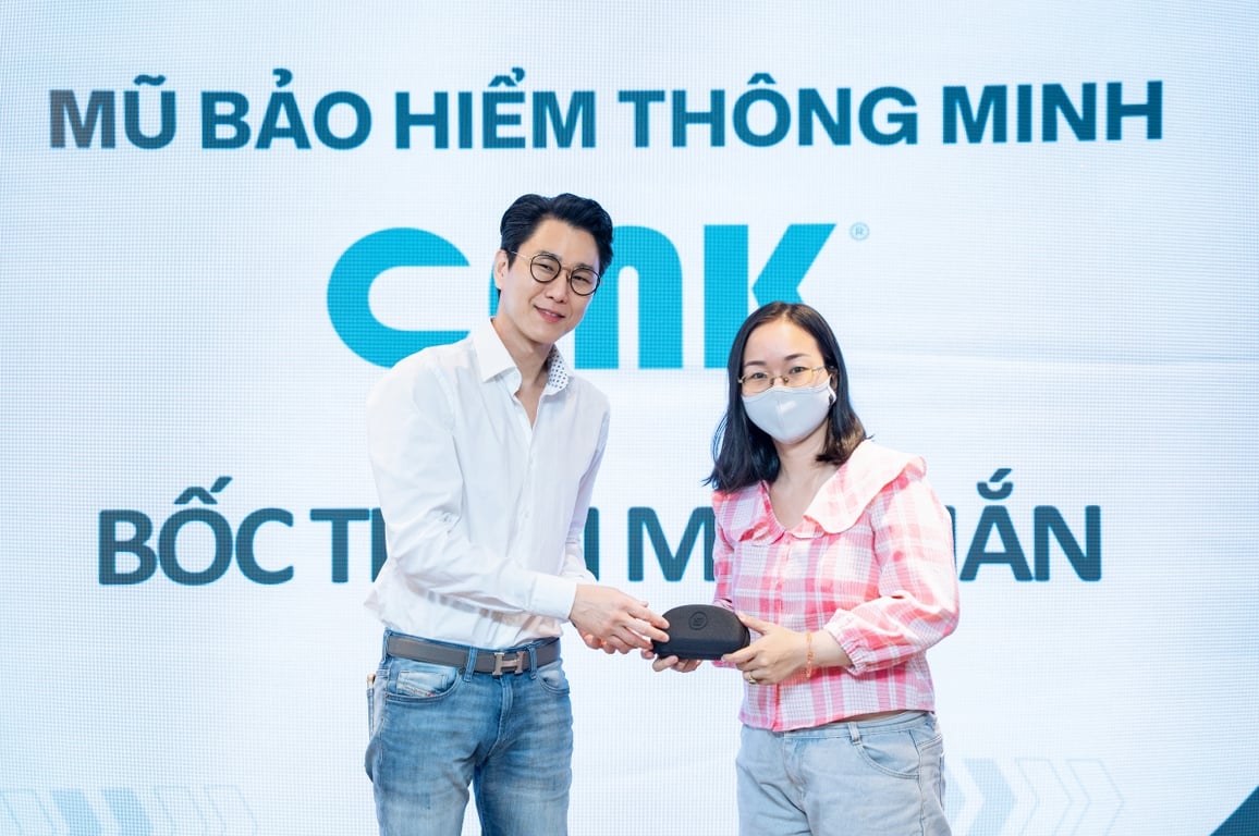 ▲Tại hội thảo về mũ bảo hiểm thông minh CRNK được tổ chức tại Việt Nam, ban tổ chức đang trao quà lưu niệm cho người tham dự.&nbsp;Nguồn: CRNK