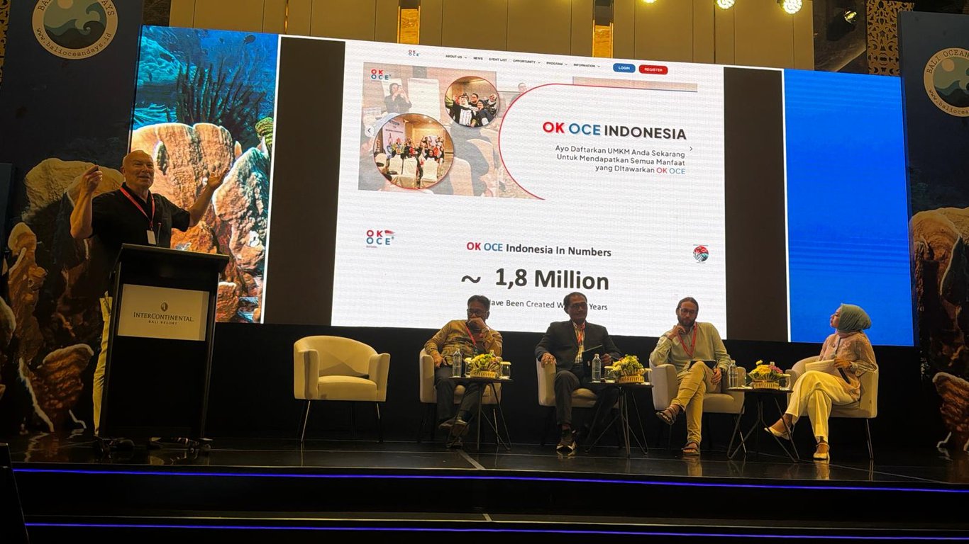 Daniel Griffin, Co-Founder The Coral Champions, dalam paparannya di Bali Ocean Days terkait kolaborasi bersama OK OCE Indonesia