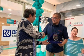 Direktur Operasional BRI Life Andrew Bain dan Direktur RS Awal Bros Sudirman Pekanbaru dr. Jimmy Kurniawan, MKk, Sp.OK