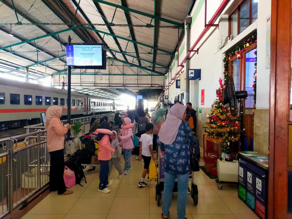 Suasana Stasiun Madiun Zona 1