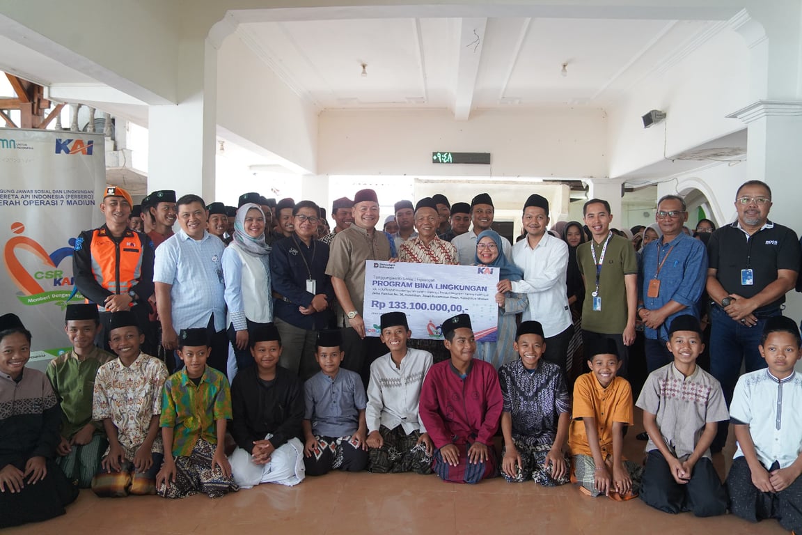 Penyerahan bantuan Program Bina Lingkungan kepada Pondok Pesantren Karang Kadempel