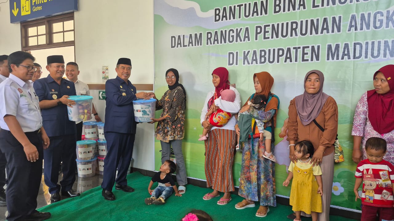 Bupati Madiun secara simbolis menyerahkan bantuan bina lingkungan kepada masyarakat penerima manfaat dalam rangka mendukung program penurunan angka kemiskinan di Kabupaten Madiun