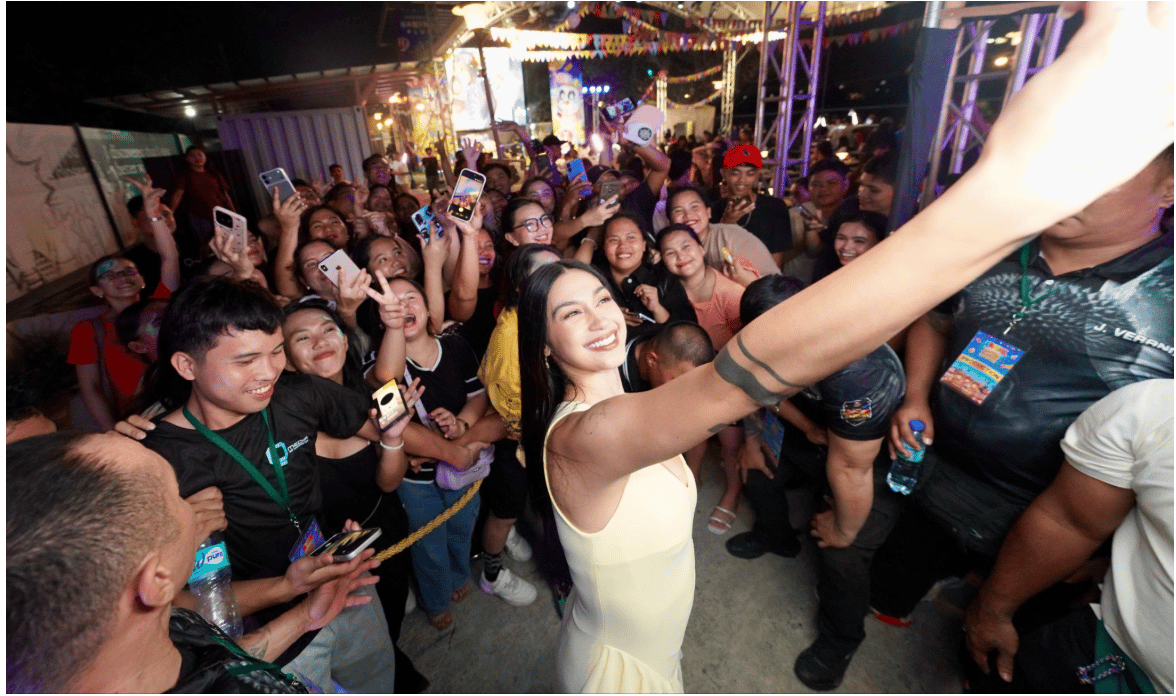 Zeinab Harake Parks poses with her fans at Davao Whisky Park on Aug. 14, 2026.