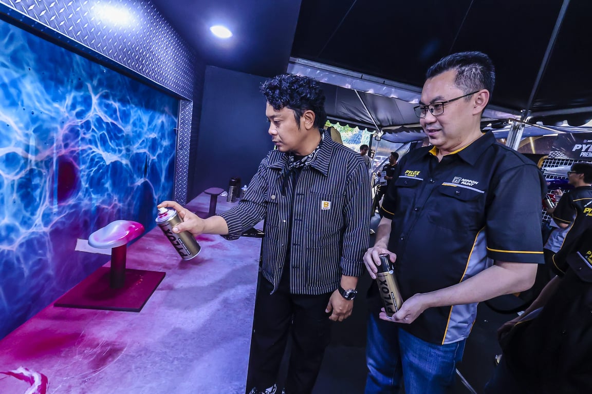 Atenx Katros, Founder Katros Garage, sedang mengaplikasikan Pylox Premium