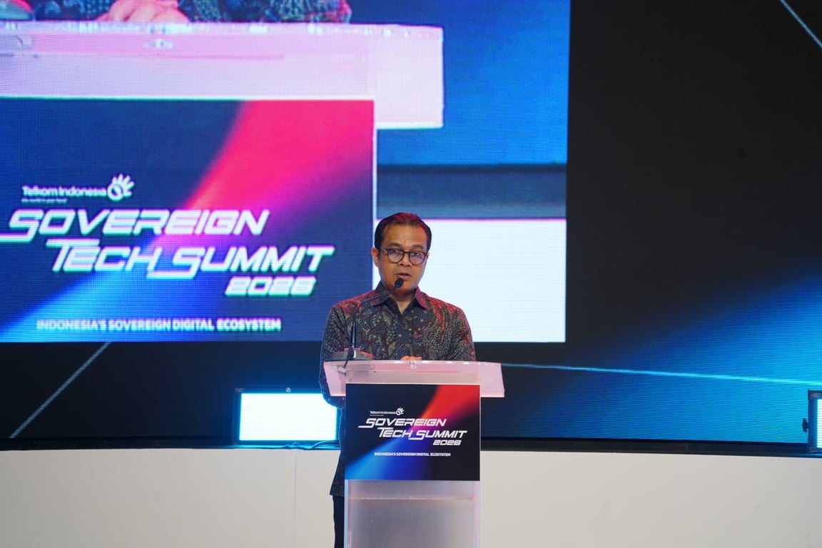 Wakil Menteri Komunikasi dan Digital Indonesia, Nezar Patria, menyampaikan pidatonya dalam acara Sovereign Tech Summit 2026 yang digelar dalam rangkaian Bali Tech Week 2026 di Denpasar, Bali. (Foto: Komdigi)