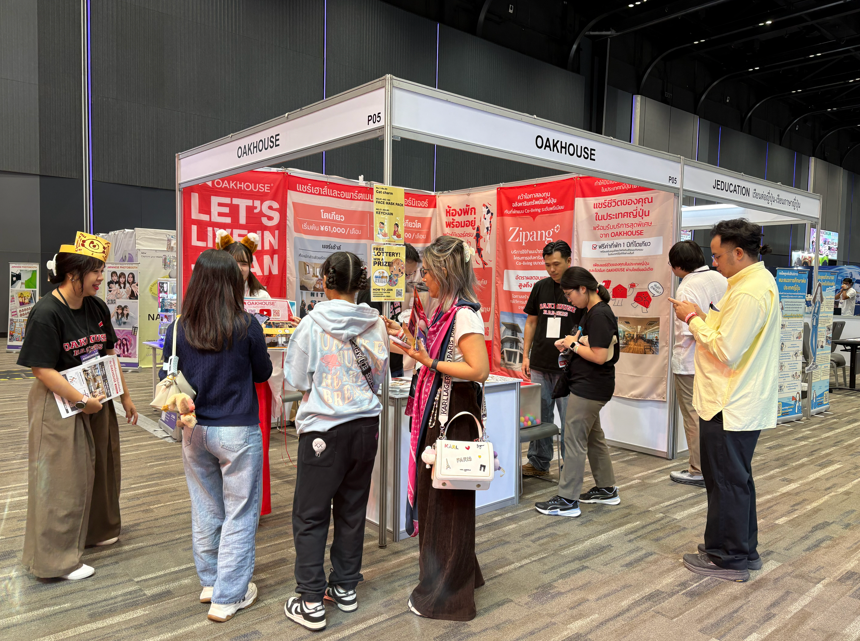 ผู้เข้าชมจำนวนมากที่เยี่ยมชมบูธ OAKHOUSE