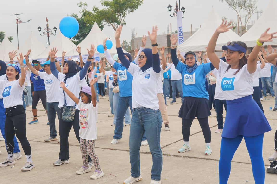 Warga dan Insan BRILiaN mengikugi Zumba dalam acara car free day BRI Area Purwokerto di tempat parkir Kolam Retensi Purwokerto, Kabupaten Banyumas, Jawa Tengah.