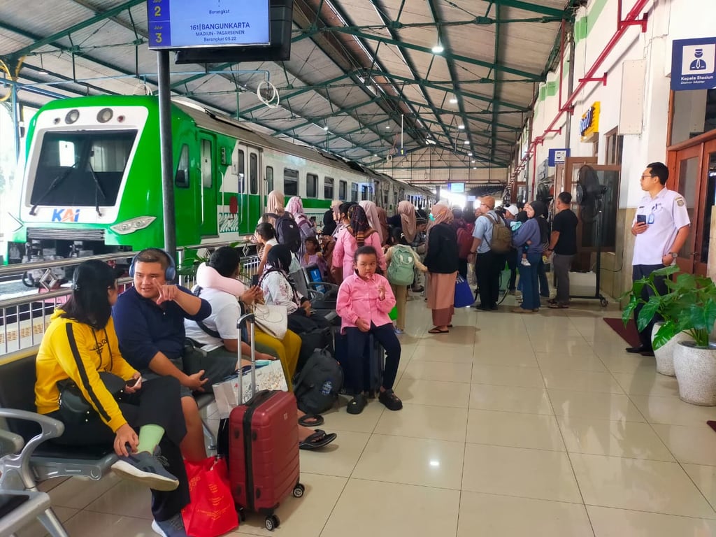 Penumpang KAJJ saat Menunggu Kedatangan KA di Stasiun Madiun