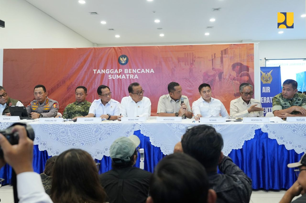 Baju Krem Kedua dari Kanan – Bapak Dody Hanggodo Menteri Pekerjaan Umum