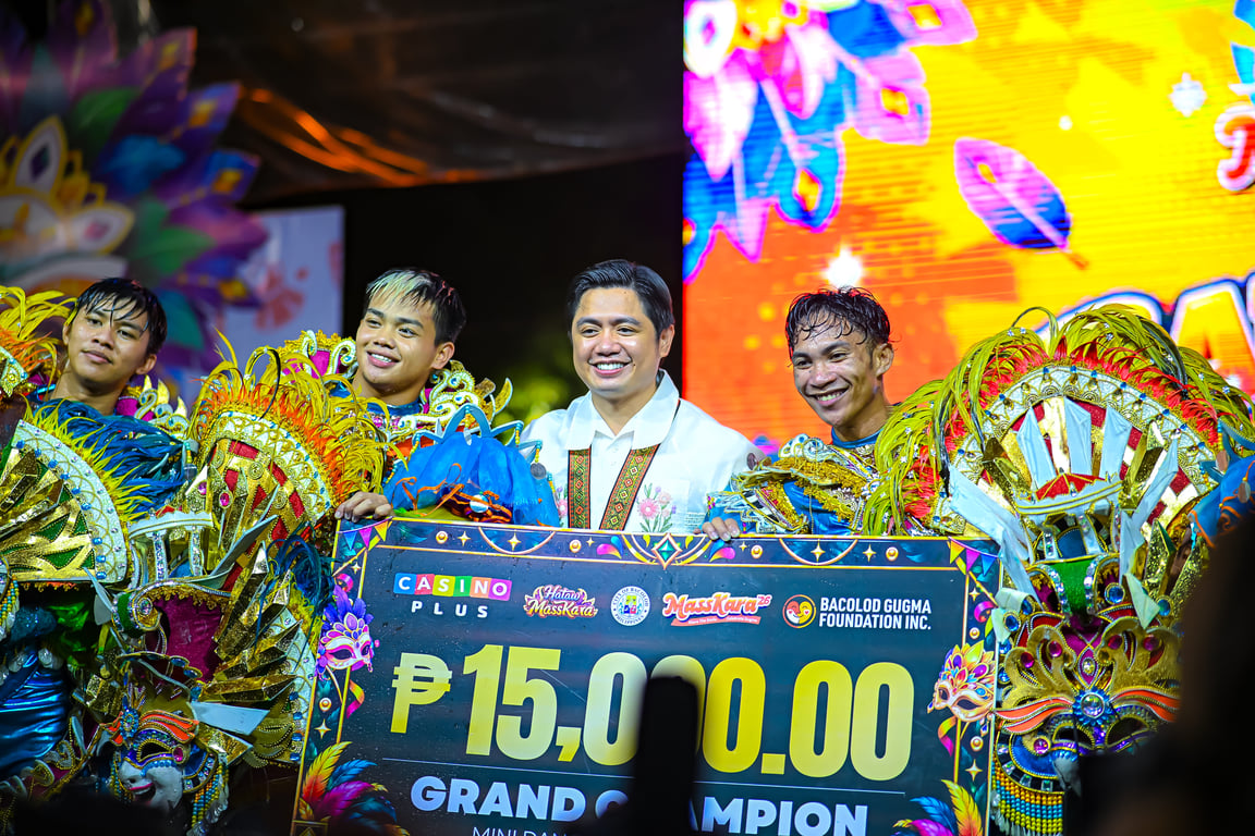 Bgy. Alangilan won P15,000 from Casino Plus for the “Merry-making Mini Dance Showdown” segment on Oct. 18, 2026. Casino Plus Head of Branding Director Roj Tirona presented the cheque to the winner.