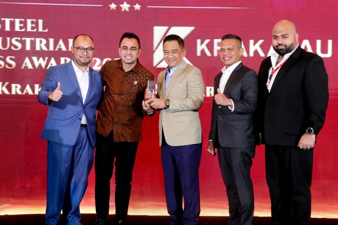DI Tengah Berjas Coklat : Akbar Djohan - Direktur Utama PT Krakatau Steel (Persero) Tbk 