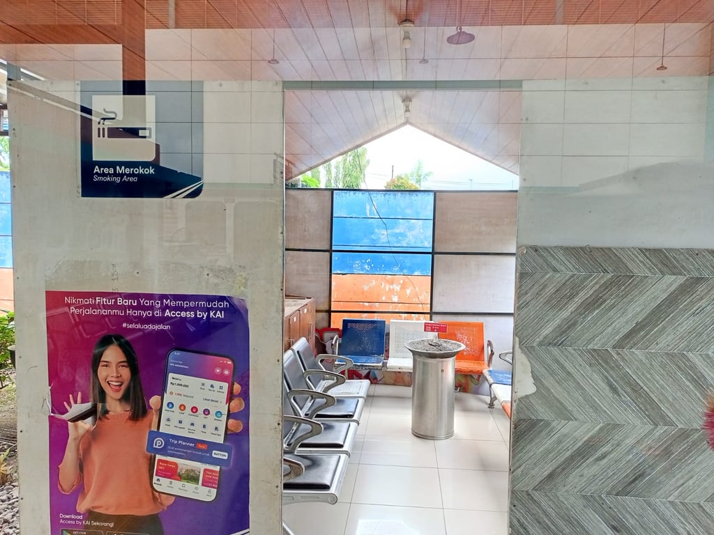 Foto : Area merokok yang ada di stasiun