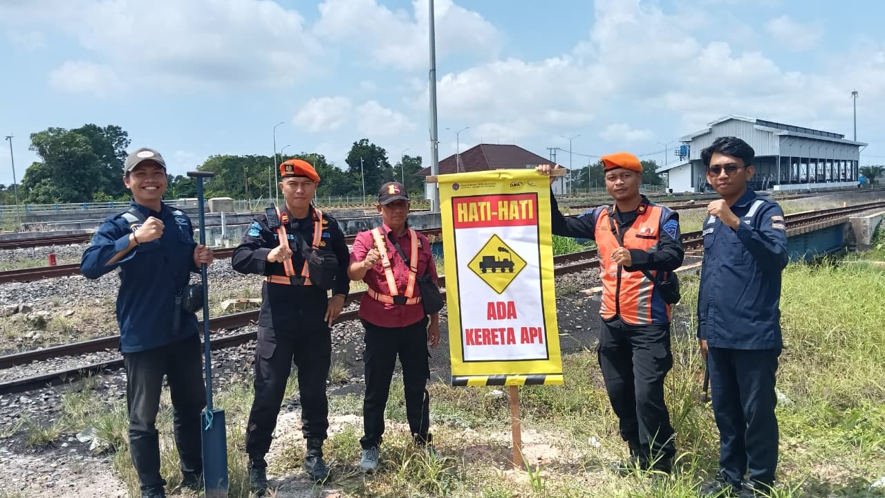 Foto : Pemasangan himbauan untuk berhati-hati saat melintas di jalur rel
