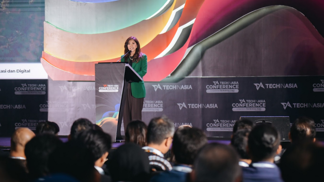 Menteri Komunikasi dan Digital RI, Meutya Hafid, saat menyampaikan sambutan di panggung utama Tech in Asia Conference 2025. (Source: komdigi.go.id)