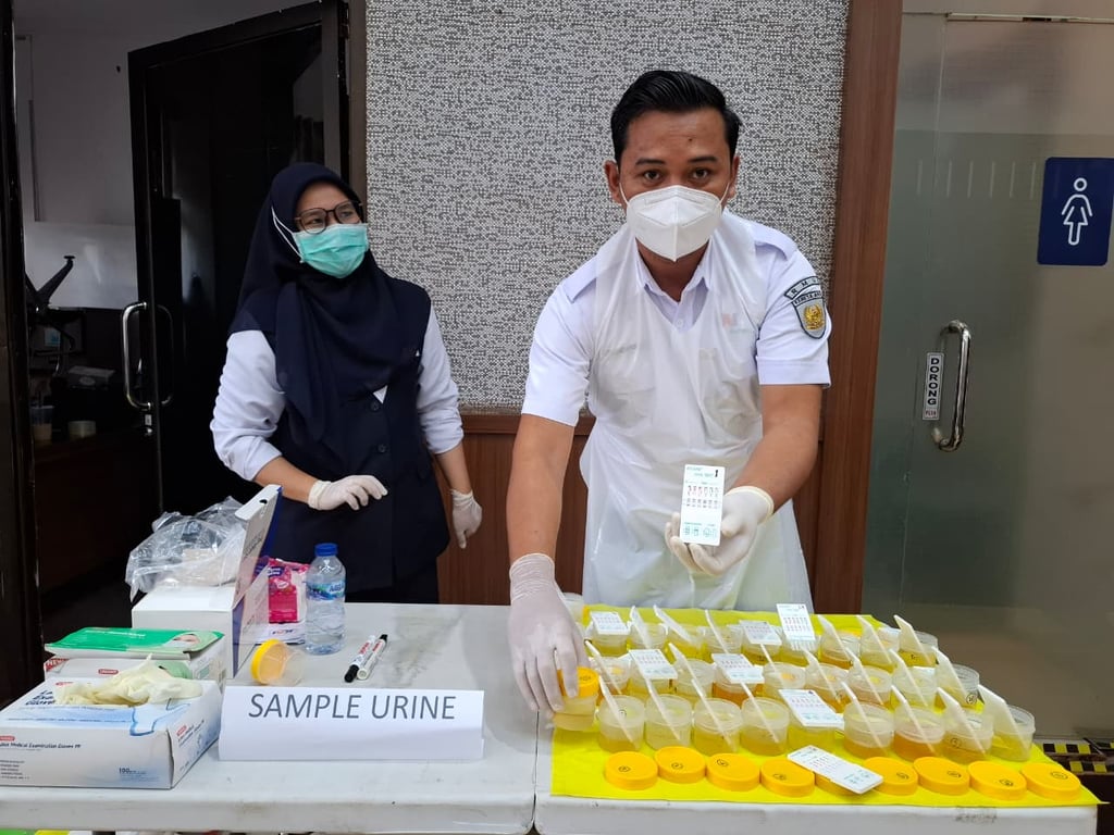 Foto : Sample urine yang diambil secara random kepada 60 pegawai operasional