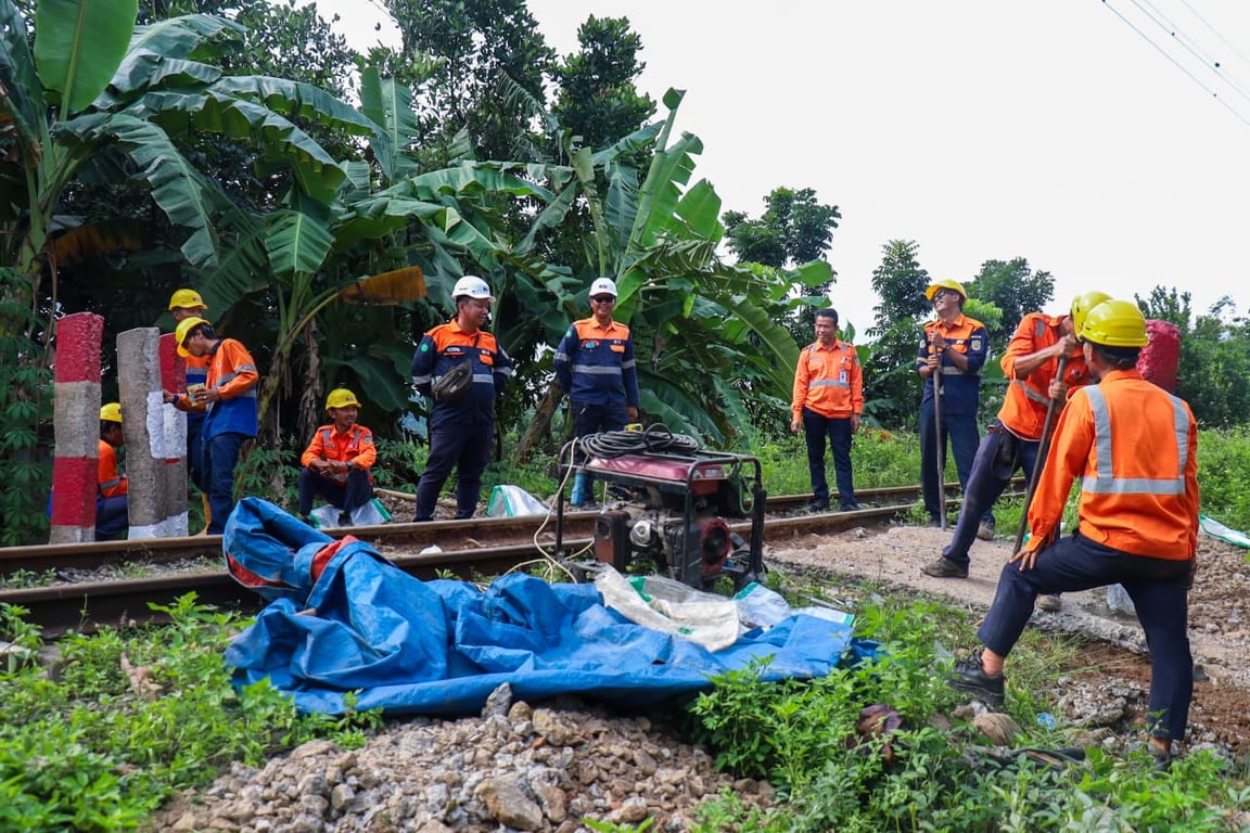 Proses penutupan perlintasan liar di KM 51+7/8 Petak jalan antara Stasiun Nambo - Stasiun Baduk
