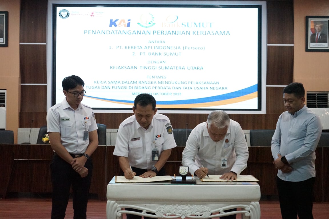 Vice President KAI Divre I Sumut, Sofan Hidayah (kedua kiri) dan Kepala Kejaksaan Tinggi Sumatera Utara, Dr. Harli Siregar, S.H., M.Hum (kedua kanan) menandatangani PKS di Kantor Kejaksaan Tinggi Sumatera Utara, Kota Medan pada Kamis (23/10/2025).
