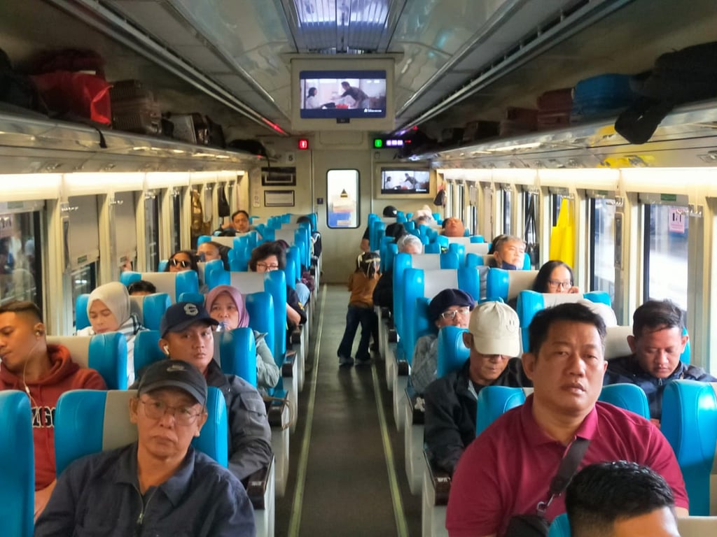 Suasana Penumpang KA Sancaka saat Tiba di Stasiun Madiun