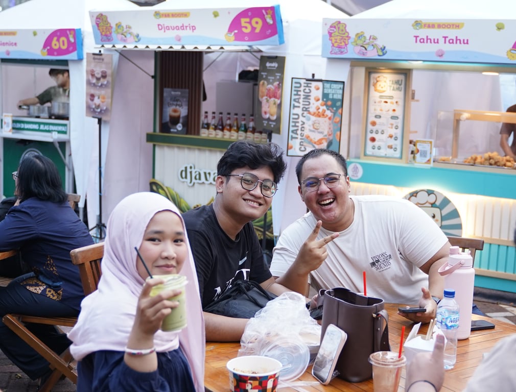 Pengunjung menikmati aneka jajanan produk mahasiswa Business Creation.