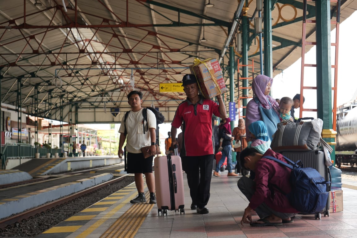 Penumpang di Stasiun Madiun dengan Barang Bawaannya