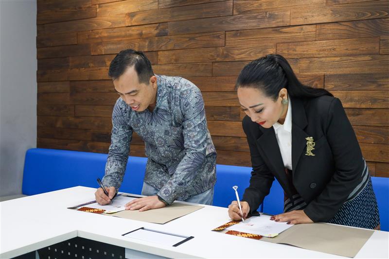 <i>CEO </i>LinkAja menandatangani perjanjian kerja sama dengan <i>CEO & Founder </i>PT Manna Group Indonesia