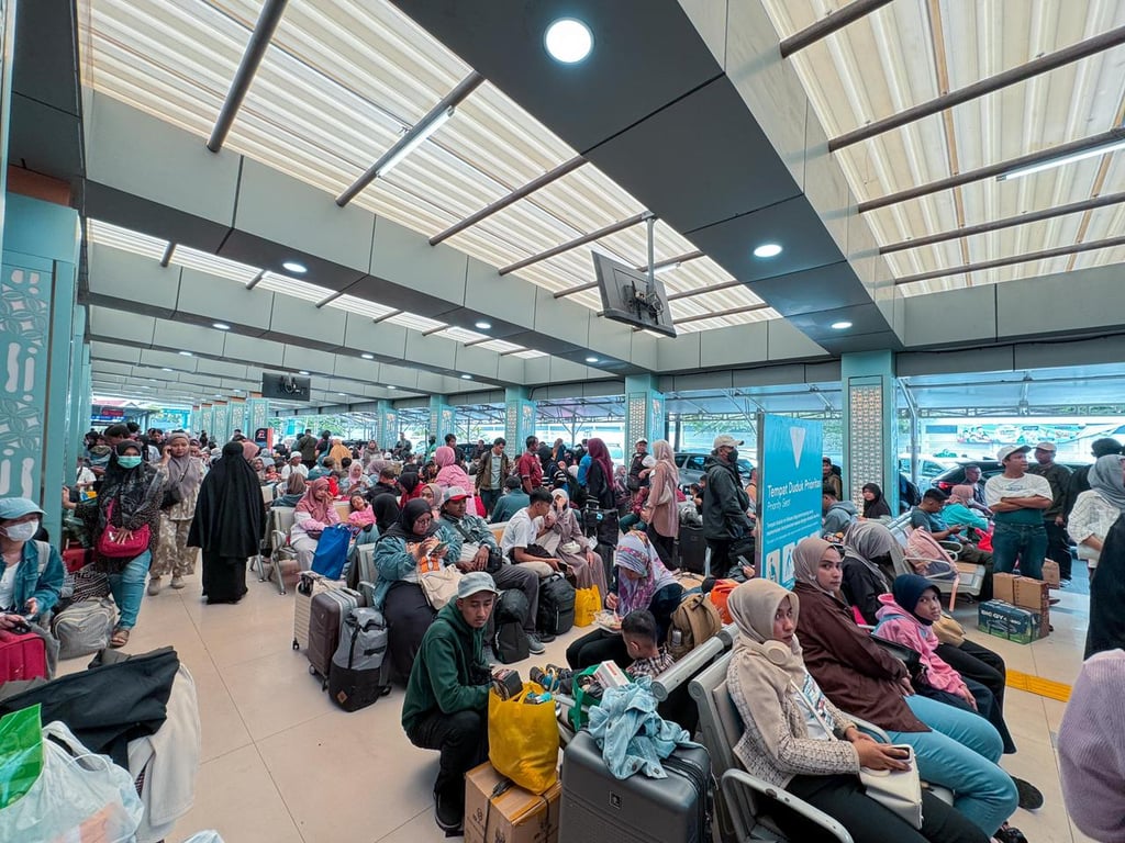 Suasana ruang tunggu di Stasiun Pasarsenen saat ramai dipadati calon penumpang Kereta Api Jarak Jauh (KAJJ)