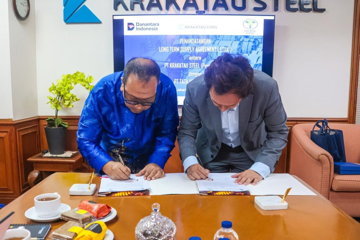 Direktur Komersial, Pengembangan Usaha, dan Portofolio Krakatau Steel, Hernowo, dan President Director PT Tata Metal Lestari, Stephanus Bagus Pambudi Koeswandi melakukan penandatanganan LTSA di Gedung Krakatau Steel, Jakarta