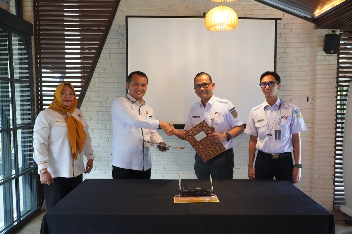 Vice President KAI Daop 5 Purwokerto, Mohamad Arie Fathurrochman (kedua kanan) dan Kepala Kejaksaan Negeri Purwokerto, Gloria Sinuhaji, S.H., M.H. (kedua kiri) menandatangani PKS di Baturraden, Kab. Banyumas pada Rabu (17/12/2025).