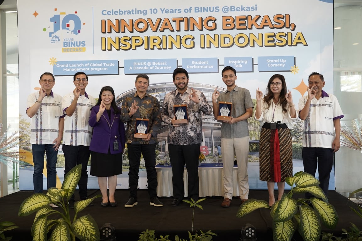 Para narasumber Talkshow The World in Motion: How Global Trade Connects Business, People, and Opportunities&nbsp;(ki-ka pegang plakat: Hilmi Kartasasmita, Reza Pahlevi Chairul, Gyandev Timothy Pandori dan Dr Bilal Khalid yang hadir secara online).