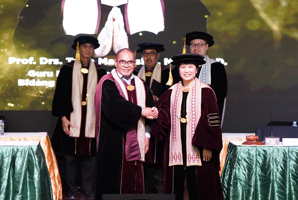 Rektor BINUS University Dr. Nelly, S.Kom., M.M., dalam Pengukuhan Guru Besar Tetap BINUS University Prof. Drs. Tuga Mauritsius, MSi., PhD. di bidang ilmu Decision Support System.