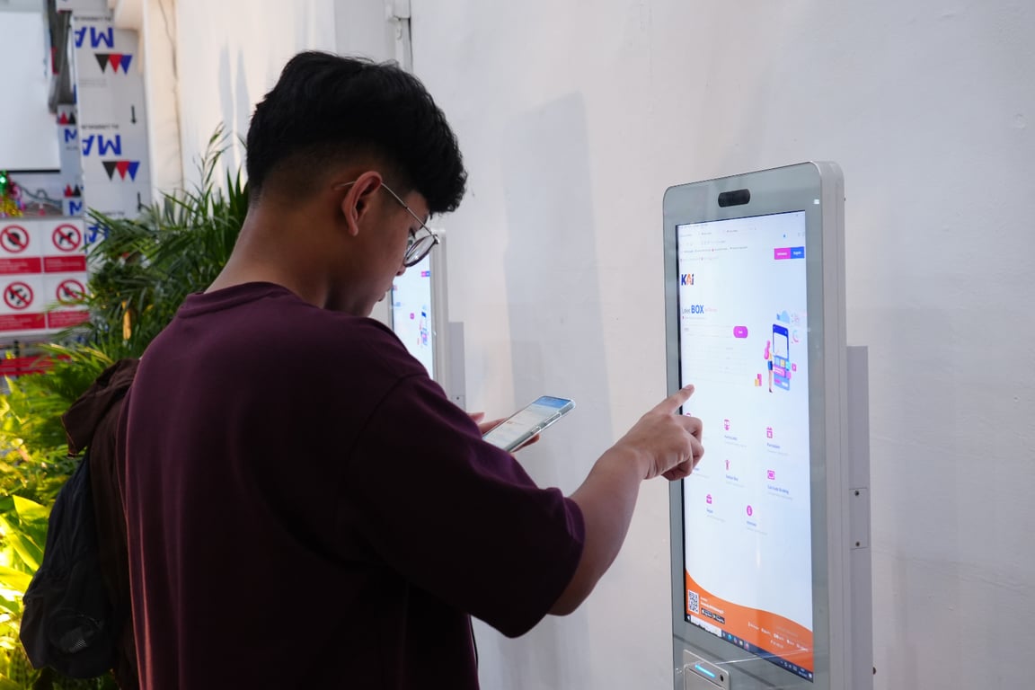 Foto : Penumpang kereta api yang sedang melakukan cetak tiket di stasiun