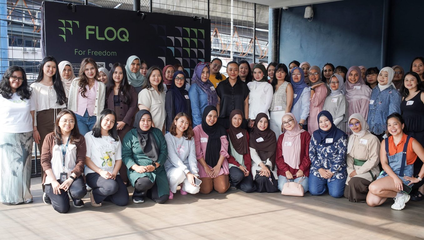 Para peserta dan pembicara berfoto bersama usai rangkaian FLOQ Circle: Sisterhood – Wellness & Wealth di FLOQ HQ, Jakarta, Sabtu (5/9/2026). Foto: FLOQ.