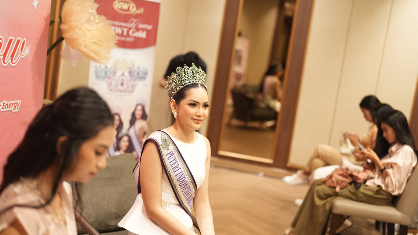 Crown Moment Melliza Xaviera mengenakan Crown Borobudur by HWT Gold