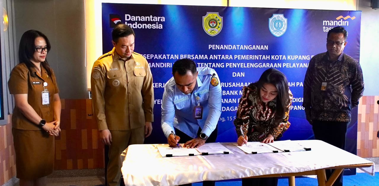 Penandatanganan Perjanjian Kerja Sama (PKS) tentang Digitalisasi Retribusi dan Transaksi Pedagang Pasar Kota Kupang. Dok. Mandiri Taspen