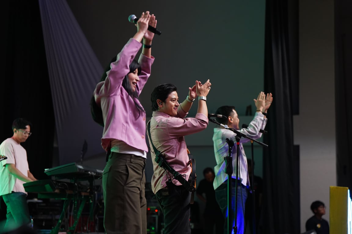 Penampilan HIVI! di BEEFEST 10th Anniversary BINUS SCHOOL Bekasi