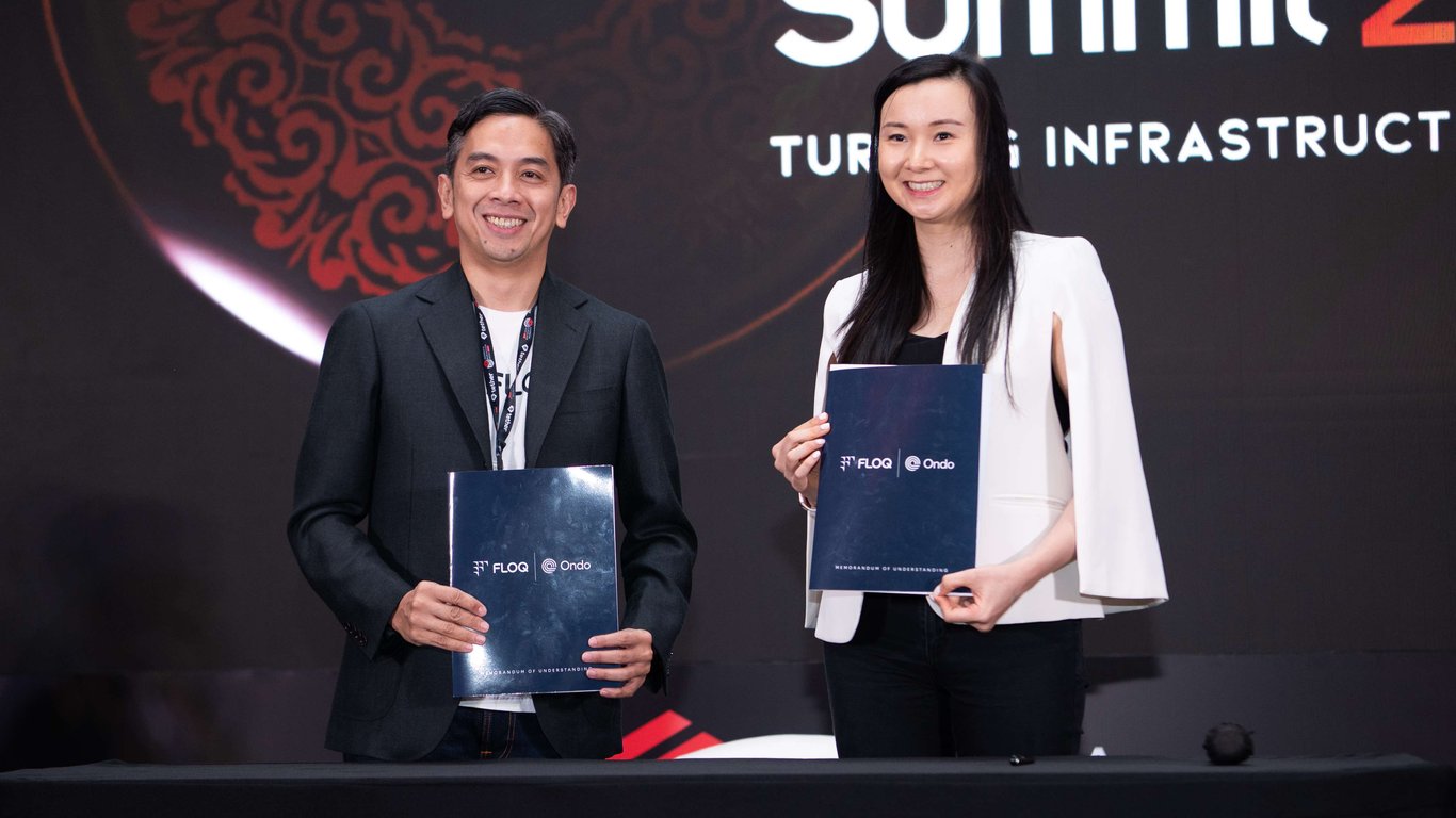 (ki-ka) Founder dan CEO FLOQ., Yudhono Rawis dan Rania Rahardja, Senior Director di Ondo Finance menandatangani Memorandum of Understanding (MoU) untuk menghadirkan akses terhadap saham Amerika Serikat (AS) dan exchange-traded fund (ETF) yang ditokenisasi. Foto: FLOQ.