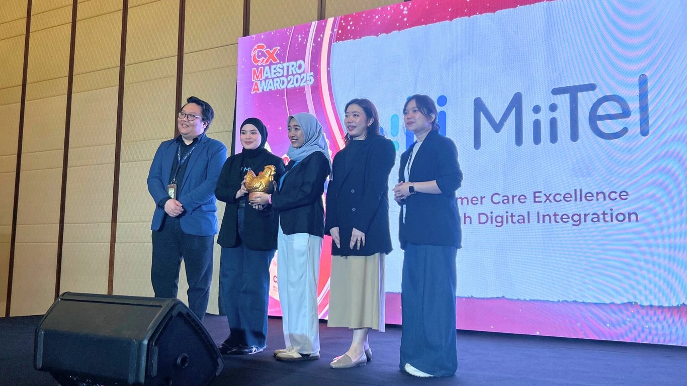 Mirza Maharani (kedua dari kiri) dan Endah Helmynasari (tengah) mewakili RevComm Indonesia di panggung CX Maestro Award 2025