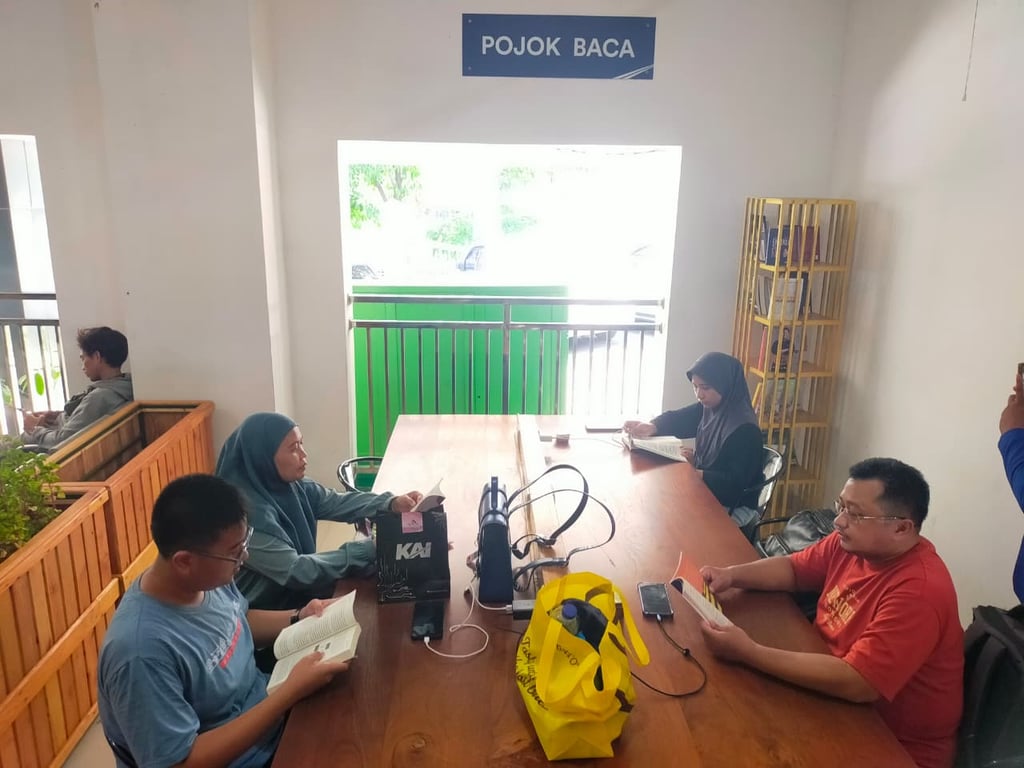 Fasilitas Ruang Pojok Baca di Stasiun Madiun