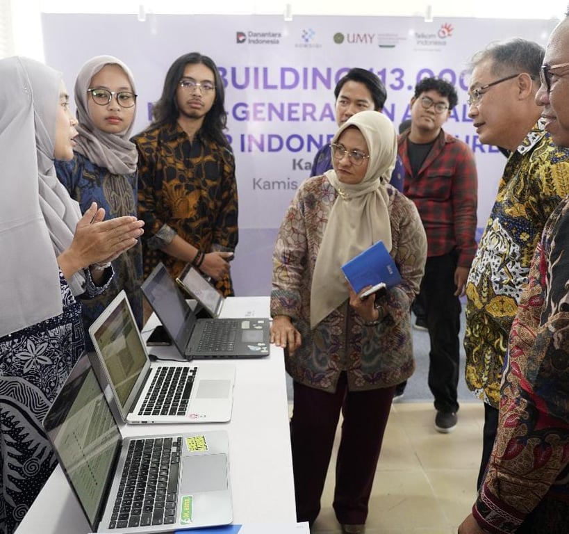 Dirut Telkom Mengunjungi Booth Startup Lokal Jogja