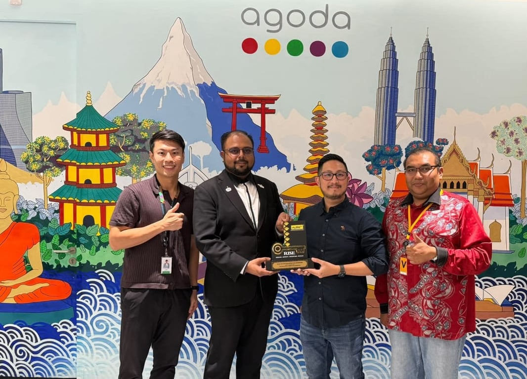 Dr Sri Ganesh Michiel with Mr Glenn Chau, Director of Supply, Agoda during the presentation of the Courtesy Visit Plaque by MyBHA. 
