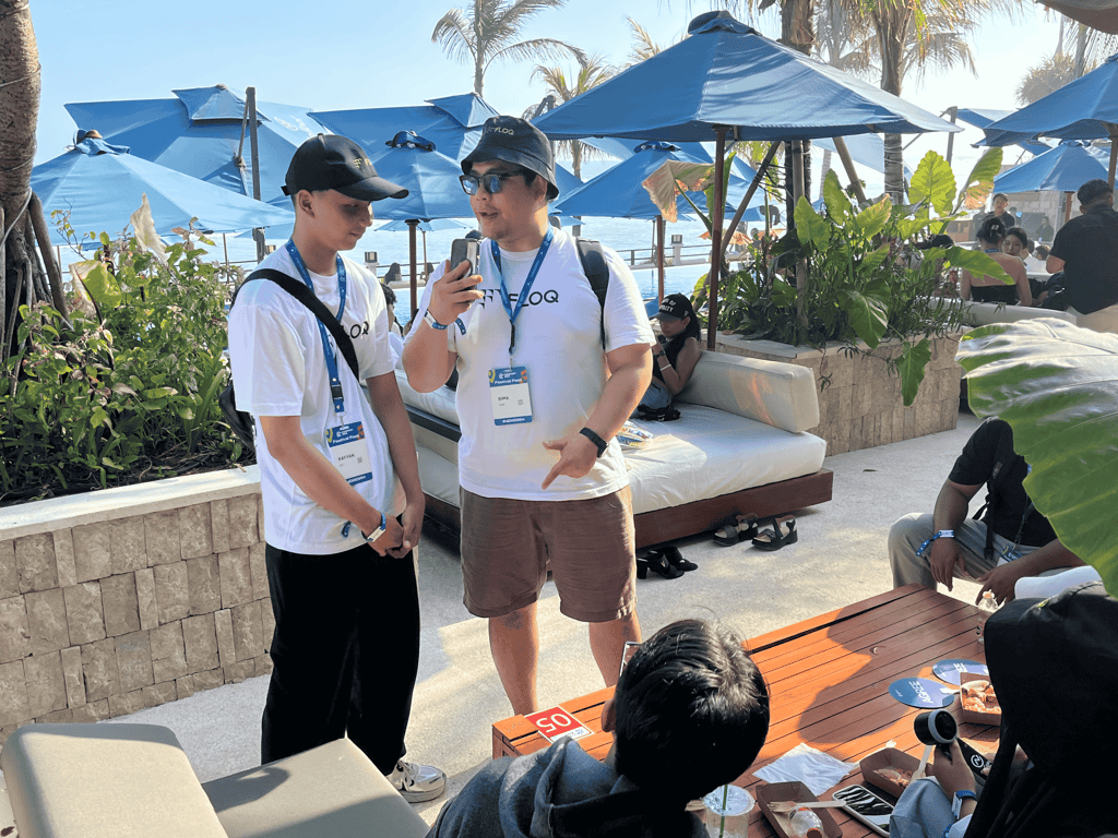 Rayyan berkumpul dengan komunitas kripto di Coinfest Asia 2026. Sumber: FLOQ.